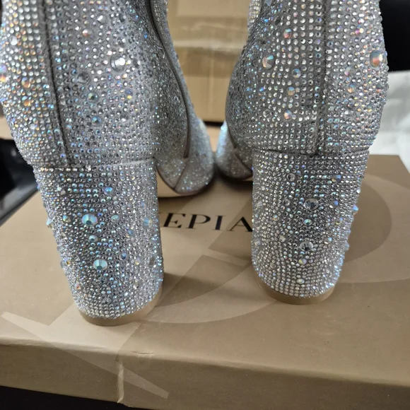 Elegant Silver Rhinestone Women's Boots Size 11 - Picture 4 of 7